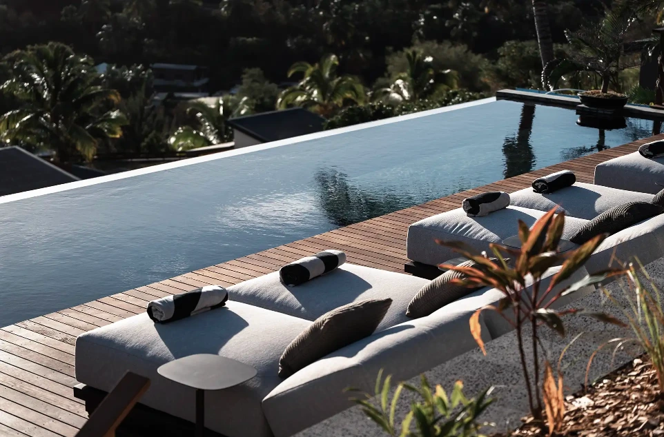 Piscine infinie de la maison d'hôtes vue mer à Saint-Gilles les Bains 