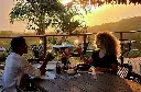 Couple-Repas-Golden-Hour-Coucher-Soleil-Detente.webp