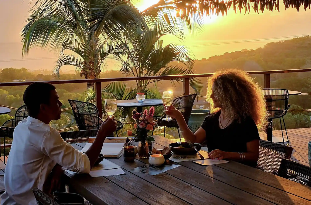 Couple-Repas-Golden-Hour-Coucher-Soleil-Detente.webp